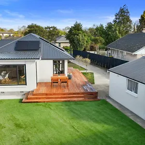 newly-renovated-gem-hideaway-on-sevenoaks-4-bedrooms.top-hotels-christchurch.com/