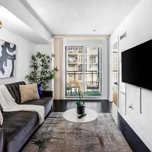 Apartment Upscale One Bedroom And Den With Parking, Toronto