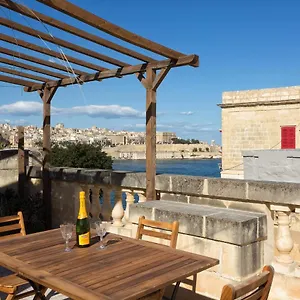 traditional-maltese-townhouse-roof-terrace-and-views.qawrahotelsmalta.org/